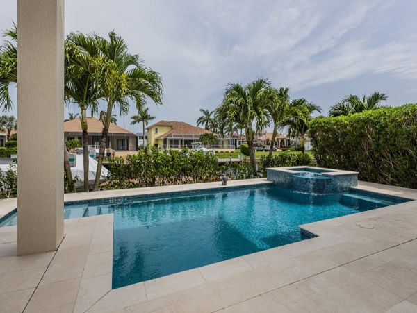 Luxurious Waterfront Home - 5-Bedrooms with Great Amenities