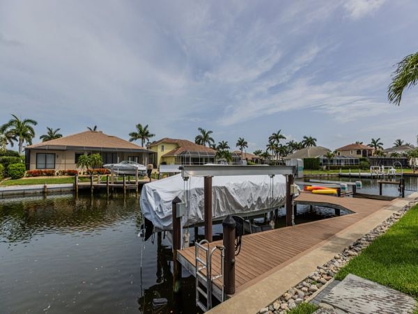 Luxurious Waterfront Home - 5-Bedrooms with Great Amenities
