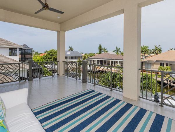 Luxurious Waterfront Home - 5-Bedrooms with Great Amenities
