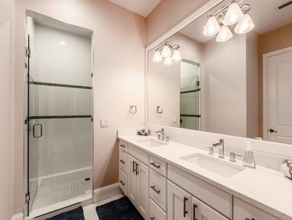 Luxurious Waterfront Home - 5-Bedrooms with Great Amenities