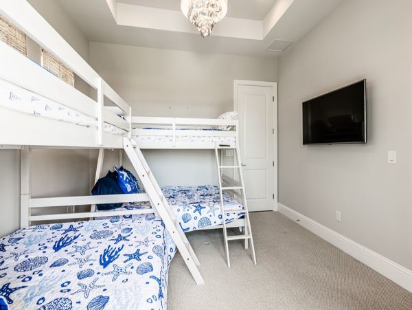 Luxurious Waterfront Home - 5-Bedrooms with Great Amenities
