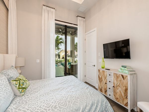 Luxurious Waterfront Home - 5-Bedrooms with Great Amenities