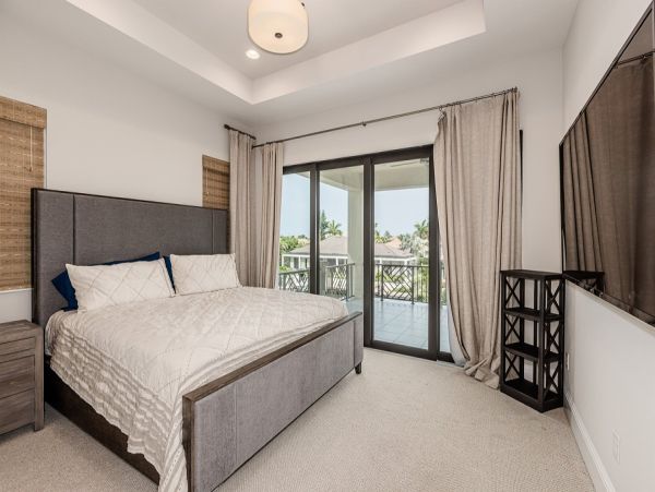 Luxurious Waterfront Home - 5-Bedrooms with Great Amenities