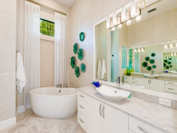 Luxurious Waterfront Home - 5-Bedrooms with Great Amenities