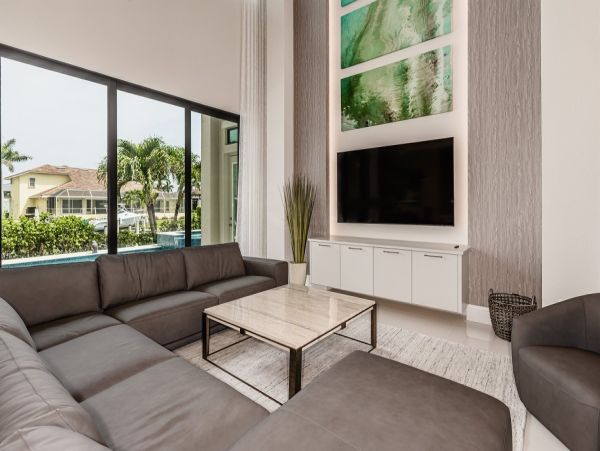 Luxurious Waterfront Home - 5-Bedrooms with Great Amenities