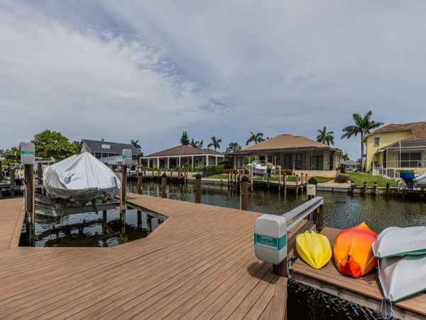 Luxurious Waterfront Home - 5-Bedrooms with Great Amenities