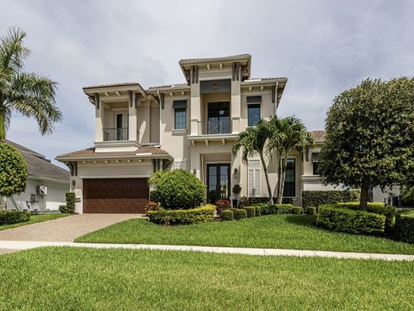Luxurious Waterfront Home - 5-Bedrooms with Great Amenities