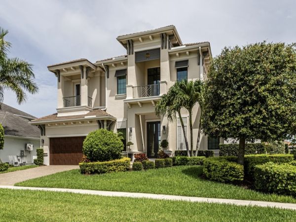 Luxurious Waterfront Home - 5-Bedrooms with Great Amenities