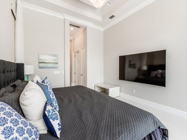 Luxurious Waterfront Home - 5-Bedrooms with Great Amenities