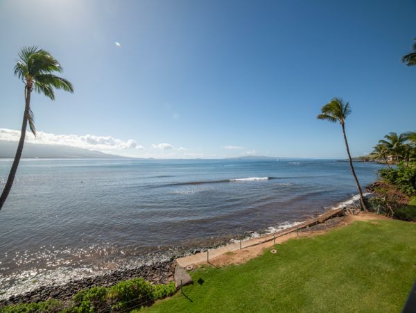 Luxurious Beachfront Condo with Stunning Ocean Views in Wailuku