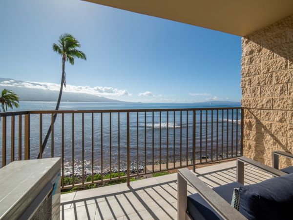 Luxurious Beachfront Condo with Stunning Ocean Views in Wailuku