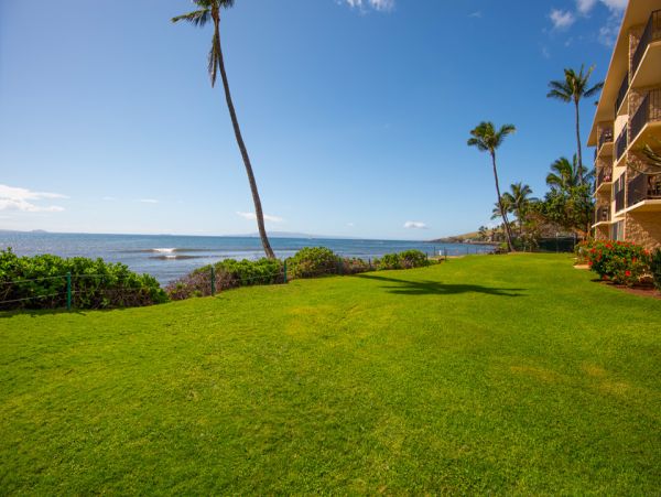 Luxurious Beachfront Condo with Stunning Ocean Views in Wailuku