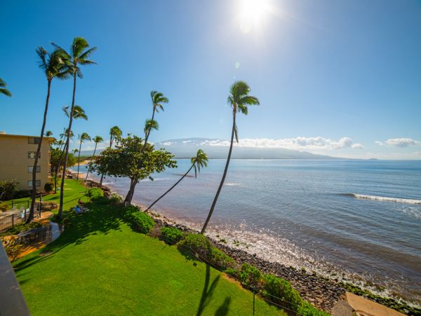 Luxurious Beachfront Condo with Stunning Ocean Views in Wailuku