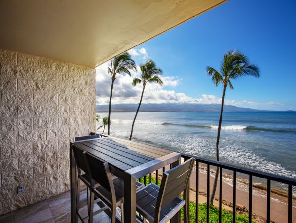 Luxurious Beachfront Condo with Stunning Views in Wailuku