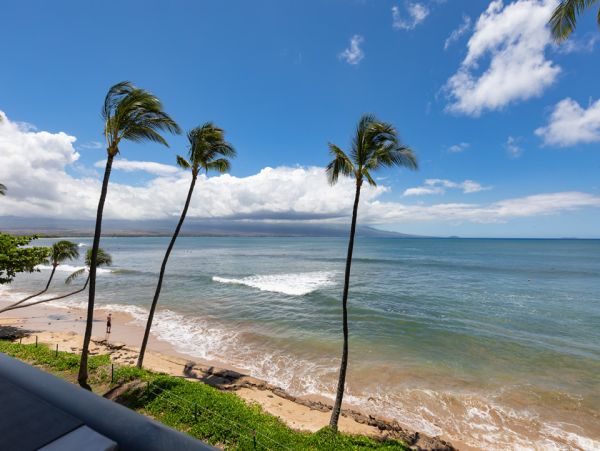 Luxurious Beachfront Condo with Stunning Views in Wailuku