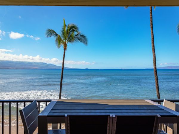 Luxurious Beachfront Condo with Stunning Views in Wailuku