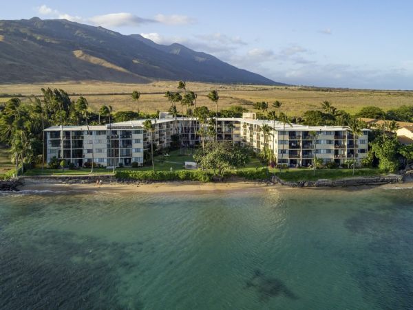 Luxurious Beachfront Condo with Stunning Views in Wailuku
