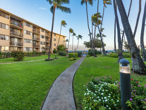Luxurious Beachfront Condo with Stunning Views in Wailuku