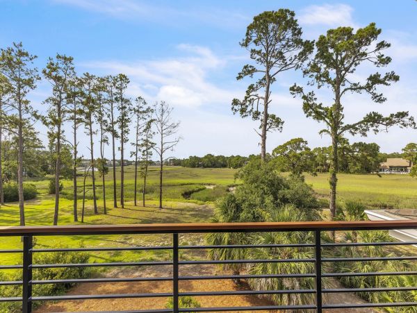 Luxury 5-Bedroom Coastal Retreat Near Beach - Perfect Vacation Getaway