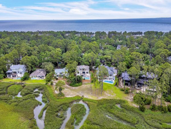 Luxury 5-Bedroom Coastal Retreat Near Beach - Perfect Vacation Getaway