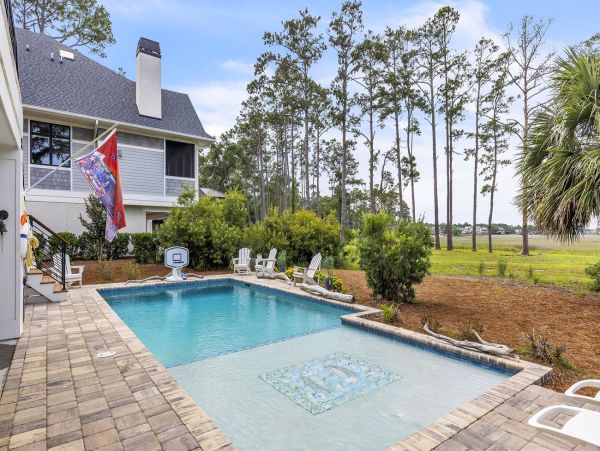 Luxury 5-Bedroom Coastal Retreat Near Beach - Perfect Vacation Getaway