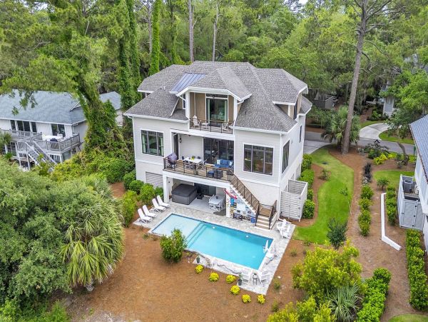 Luxury 5-Bedroom Coastal Retreat Near Beach - Perfect Vacation Getaway