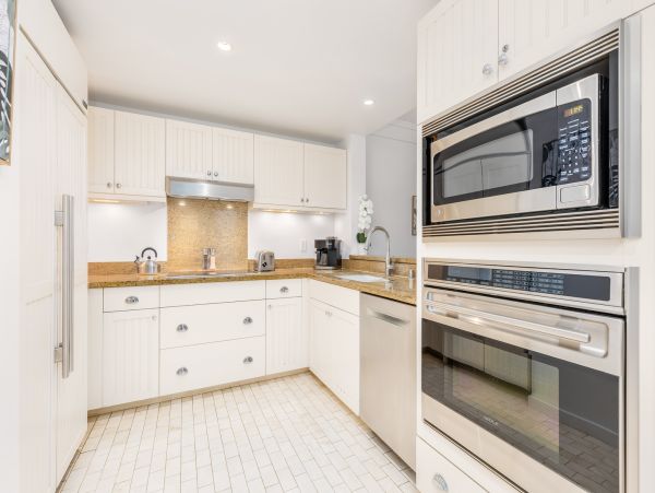 Luxury Bay Condo Oceanfront & Great Amenities