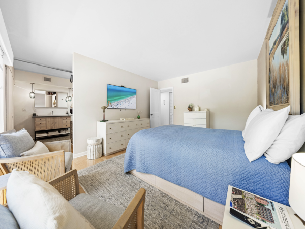 Siesta Key Beach Vacation Condo On Beach Three Bedrooms Walk to Village