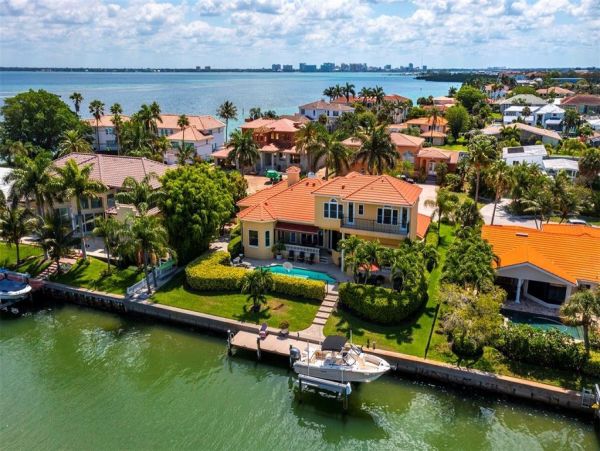Luxury Waterfront Property in Longboat Key - Your Dream Home Awaits