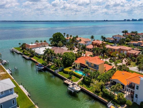 Luxury Waterfront Property in Longboat Key - Your Dream Home Awaits