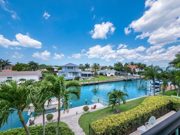 Luxury Waterfront Property in Longboat Key - Your Dream Home Awaits