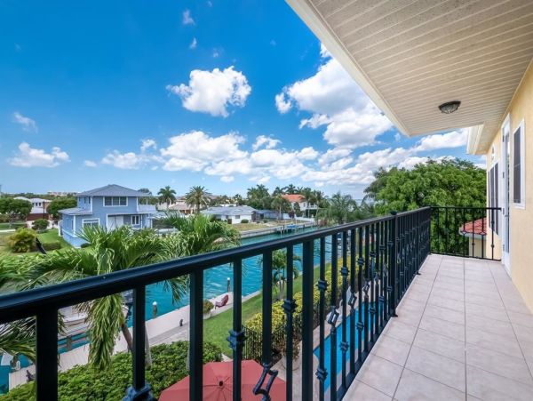Luxury Waterfront Property in Longboat Key - Your Dream Home Awaits
