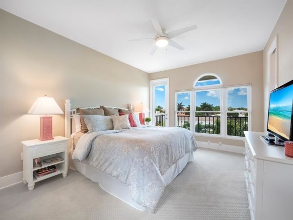 Luxury Waterfront Property in Longboat Key - Your Dream Home Awaits