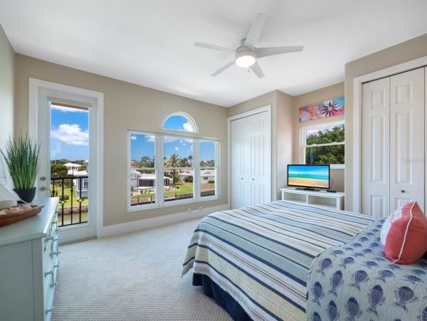 Luxury Waterfront Property in Longboat Key - Your Dream Home Awaits