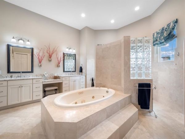 Luxury Waterfront Property in Longboat Key - Your Dream Home Awaits