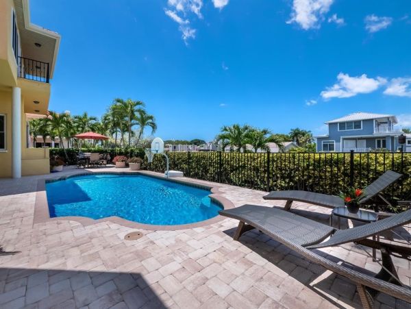 Luxury Waterfront Property in Longboat Key - Your Dream Home Awaits