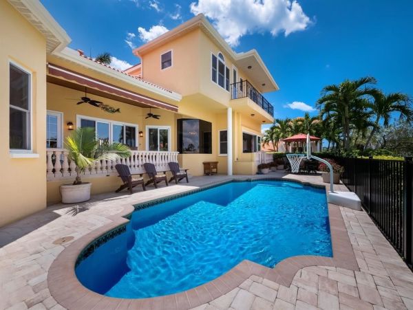 Luxury Waterfront Property in Longboat Key - Your Dream Home Awaits