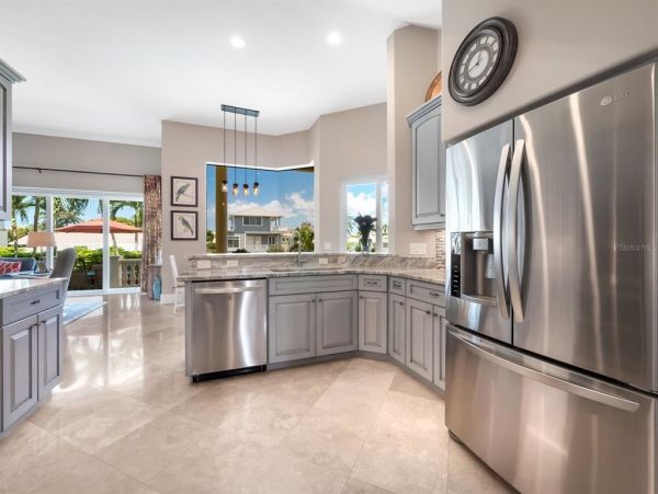 Luxury Waterfront Property in Longboat Key - Your Dream Home Awaits