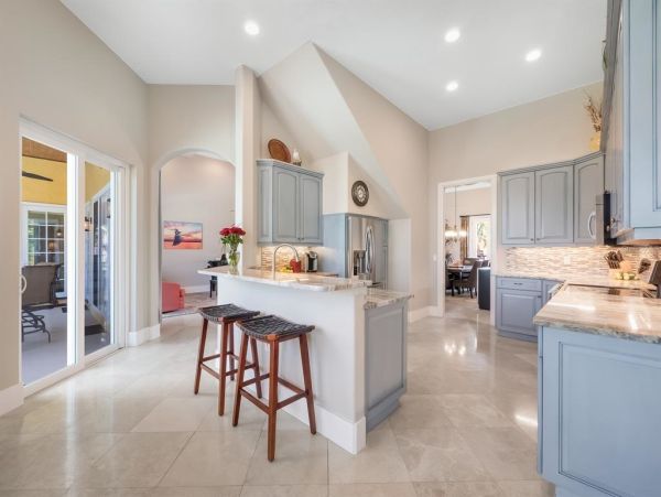 Luxury Waterfront Property in Longboat Key - Your Dream Home Awaits