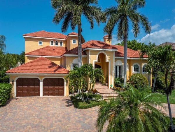 Luxury Waterfront Property in Longboat Key - Your Dream Home Awaits
