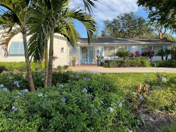 Luxurious Coasal Retreat in Naples - 3-Bedroom, Private Pool