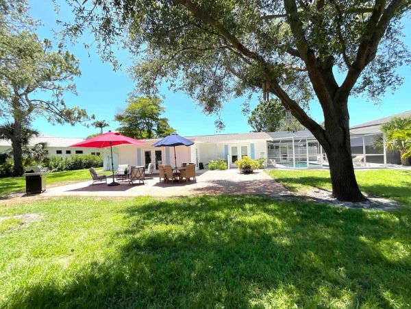 Luxurious Coasal Retreat in Naples - 3-Bedroom, Private Pool