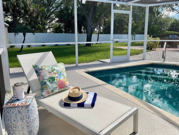 Luxurious Coasal Retreat in Naples - 3-Bedroom, Private Pool