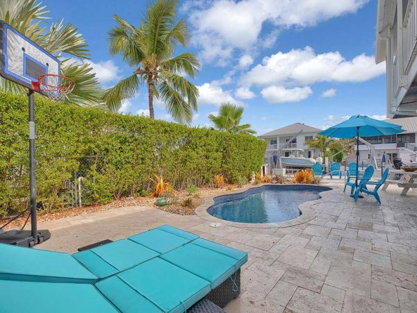 Adorable Waterfront Pool Home in Tavernier, FL - Your Perfect Florida Keys Getaway