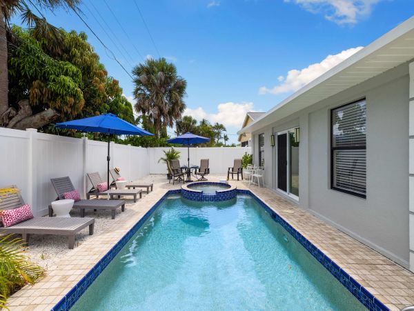 Luxurious 4-Bedroom Coastal Retreat Near Vanderbilt Beach in Naples, FL