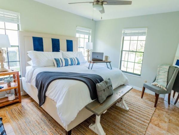 Luxurious 4-Bedroom Coastal Retreat Near Vanderbilt Beach in Naples, FL