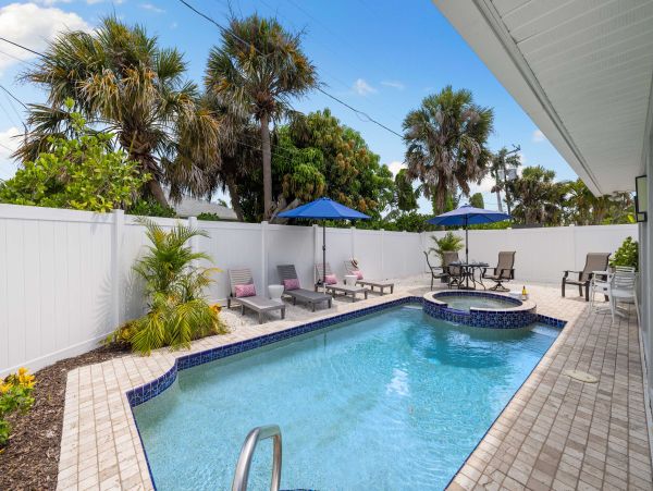 Luxurious 4-Bedroom Coastal Retreat Near Vanderbilt Beach in Naples, FL