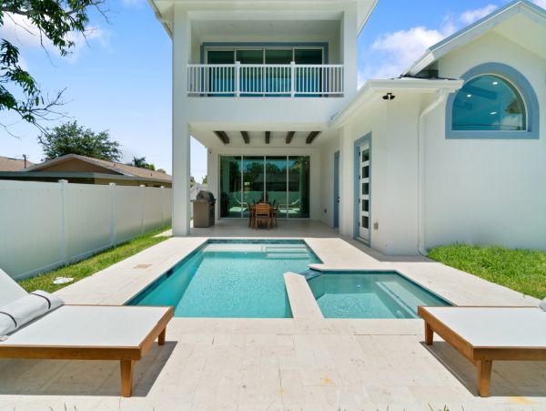 North Naples Luxury Vacation Pool Home Sleeps 12 Guests- Naples Park