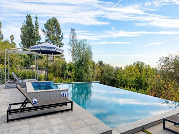Luxury Hillside Retreat in Los Angeles - Perfect Getaway