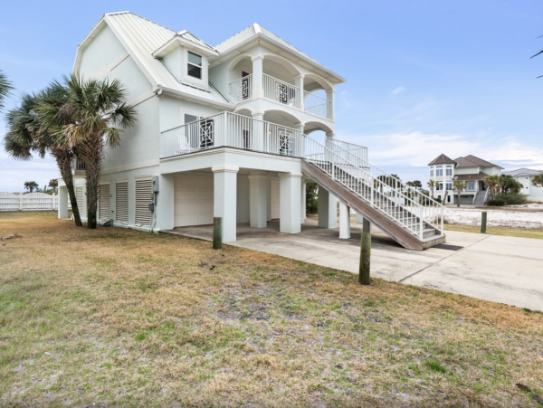 Steps to The Sand Amazing Beach Vacation Rental- Community Pool- NEW ARRIVAL